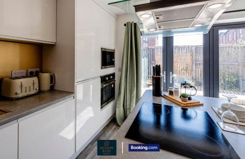 Luxury Retreat For 10 Short Lets & Serviced Accommodation Manchester with Hot Tub and Spacious Garden - Foto 42