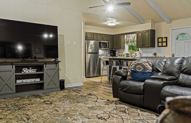 Frolic on Fern by Avantstay Enclosed Deck w/ Forest Views, Bar - Photo 8