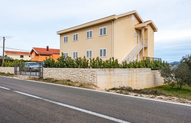 Simplistic Apartment in Neviđane with Balcony - Foto 19