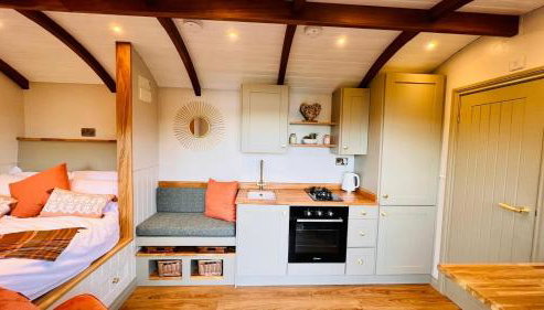 The Dragonfly - Luxury Lakeside Shepherds Hut - Foto 2, pet friendly