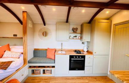 The Dragonfly - Luxury Lakeside Shepherds Hut - Foto 2