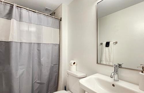 Quiet Studio on Grand - Downtown DSM! - Photo 9