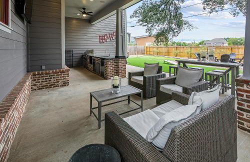 Luxury 5 BR 4 Bath, Hot Tub, Outdoor Kitchen, Across Street from Kyle Field! - Foto 50
