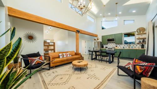 Brycegate Retreat. Stunning Views. Modern Comforts. - Photo 3