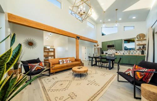 Brycegate Retreat. Stunning Views. Modern Comforts. - Photo 3