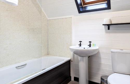 Lugh 9 - Hot Tub-Perth-Pets-Luxury-Hunting Tower - Photo 10