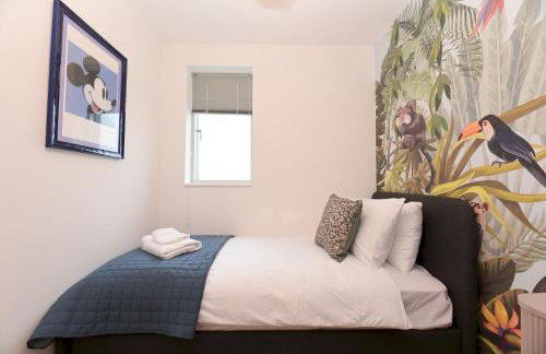 Architect-Designed Luxury Retreat 3BR Chessington - Pass the Keys - Photo 29