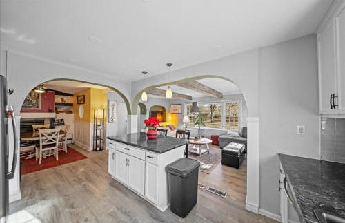 3BR Overland Park Home with Patio and Waterfall Pond - Foto 28