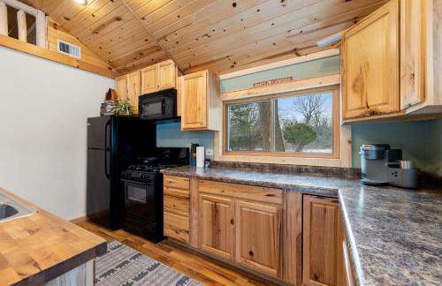 Cozy 3BR Cabin With Hot Tub on Nippersink Creek - Photo 17