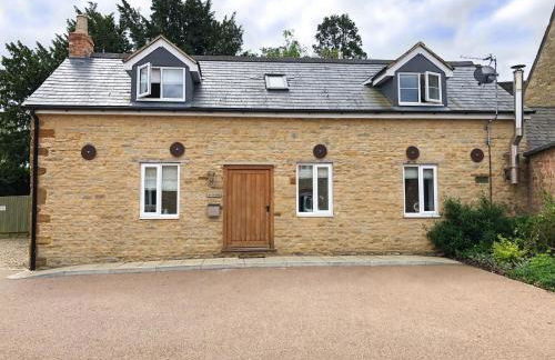 The Manor Barn - Photo 1