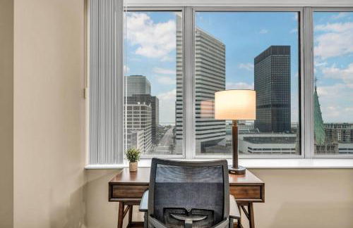 Luxury 13th Floor Condo: Downtown/ Parking 5 /Gym - Photo $