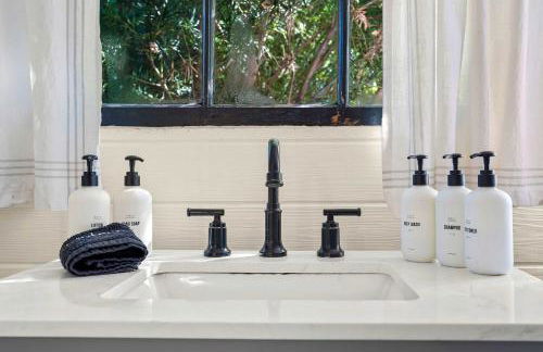 Tiny Home w MIL suite - 3 MI to DT - Foto 74