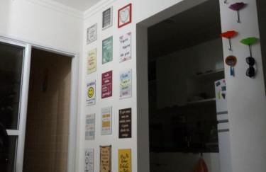 Prédio com piscina na cobertura frente ao mar,apartamento para até 6 pessoas e 3 crianças até 8 anos, churrasqueira na sacada, Wi-Fi grátis, rede de proteção, NÃO oferecemos roupas de cama e banho, 1 vaga de garagem, na Praia Grande-Vila Mirim - Foto 23