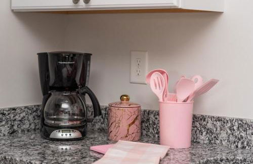 Unit 105 Stylish Condo with Free Parking and Close to Downtown - Foto 15