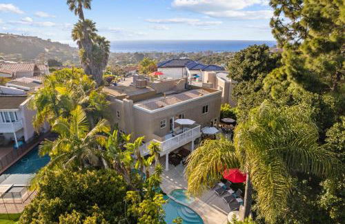 Oceanview Luxe Retreat with Rooftop - Foto 42