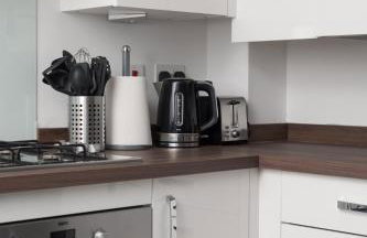 Comfortable 2-Bed Home with Parking & Fast Wi-Fi! - Photo 19