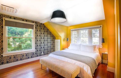 Gorgeous Eccentric Family Home with Cowboy Pool - Foto 28