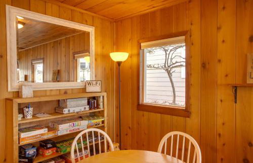 Charming Lakefront Cabin with Deck and Fire Pit! - Foto 7