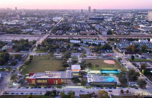 Gray Lux Hse 3BR 3 and half Ba MedCenter DownTWN HotTub - Photo 6