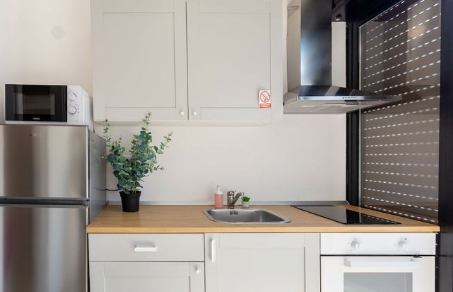 Cozy and Bright Duplex Near City Center - Photo 9