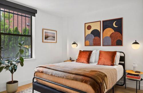 Modern 2BR Brooklyn Retreat Near Manhattan with Private Backyard - Photo 1