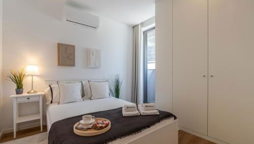 Sleek & Modern Flat w/ Private Garage by HostWise - Foto 3, towels, wardrobe