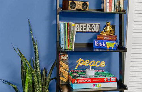 Fun & Funky Asheville Home with Pool Table, Darts - Foto 10