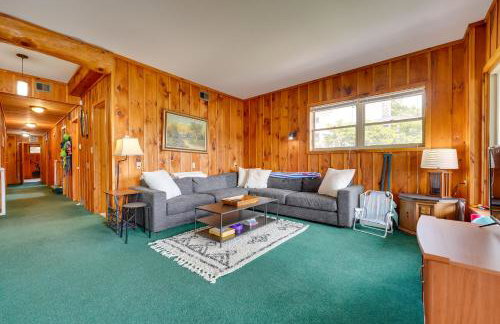 Porch and Views Queensbury Three Family Lakehouse - Foto 4