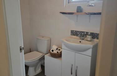 Cosy Canal-side lodge with log burner - Foto 7