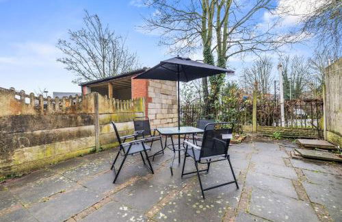 Spacious 4 Bedroom Home Near City Centre Sleeps 11 with Free Parking - Foto 26