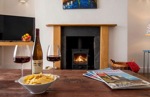 Hawkins Cottage with Hot Tub - Photo 4