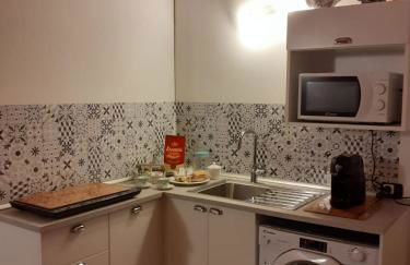 "Lo charme" a 5 minuti a piedi da Ospedale,Teatro Coccia ed Universita',a 30 minuti dai Laghi e 40 minuti da Milano - Foto 4