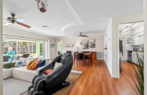 Walk to Beach Indoor-Outdoor Living w Pool - Photo 14