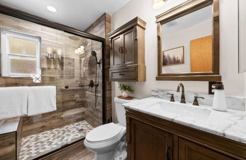 Tranquil Retreat with Fenced Backyard, Hot tub & Bar - Foto 24