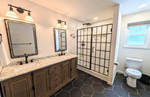 Luxurious Lake Retreat with Hot Tub and Walk to Beach - Foto 18