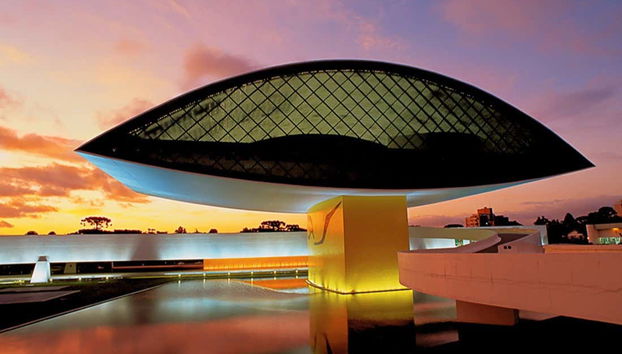 Anoitecer no Museu Oscar Niemeyer de Curitiba