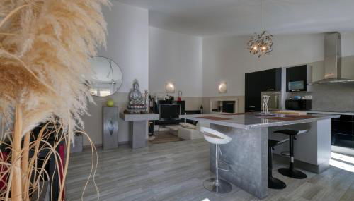 Black & White - Photo 2