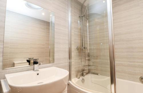 Flat Above 27 - Photo 21