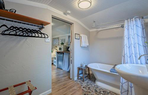 Cute Peaceful Tiny House Getaway w Backyard - Foto 8