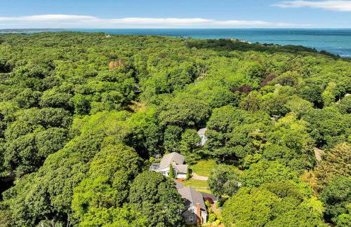 1 Story Family Home Half Mile to Beach with Patio , Grill, Office with Twin Beds, Peaceful Wooded Setting, Spacious Driveway, Garden Views, Walk to Shore, Perfect Cape Cod Getaway for Families - Foto 5