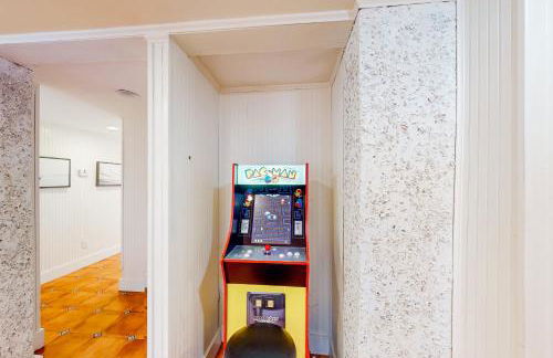 Classic coastal home with game room & private hot tub - walk to beaches - Foto 35