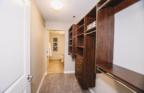 Chic City Apartment with parking Canal View RoofDeck - Foto 16