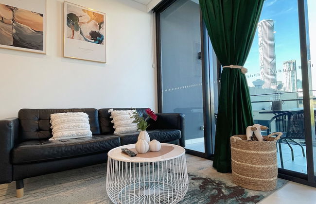 Charming Urban Retreat - Photo 11