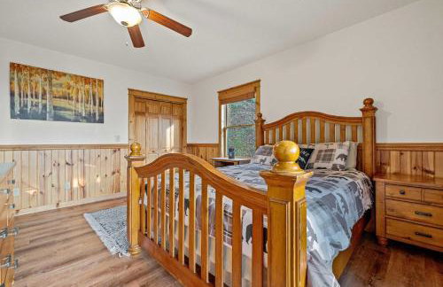 4BR Cabin with Ski Resort, Mtn Views & Hot Tub - Foto 100