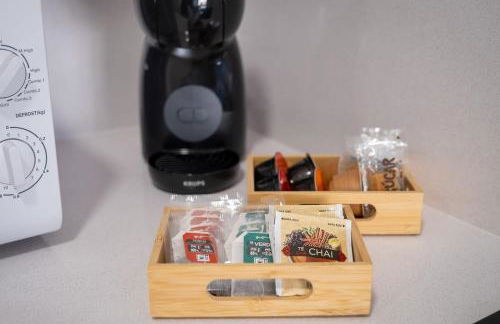 Your Sunny Retreat! Modern apt steps to the beach - Foto 15