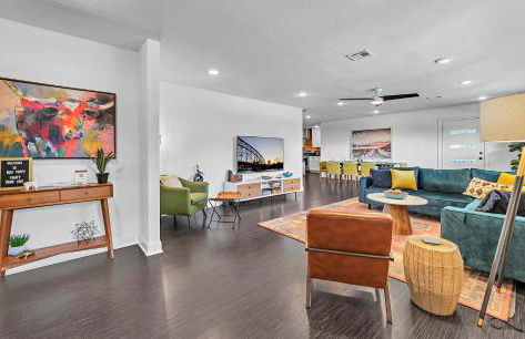 New-The Mod Poppy Large home 10 minutes from it all - Photo 6