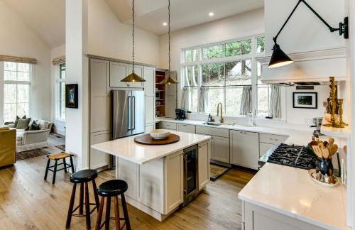 Deck and Mountain Views Black Chalet in Glenville - Foto 2