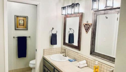 Creature Comforts Suite-Private Hot Tub-Sleeps 2 - Foto 5