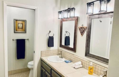 Creature Comforts Suite-Private Hot Tub-Sleeps 2 - Foto 5