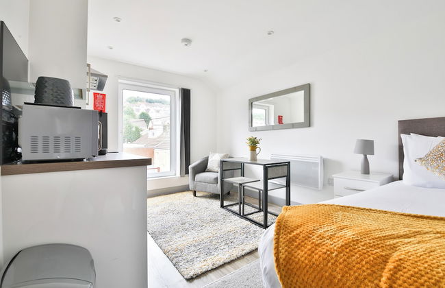 Stunning Studio In Converted Building - Photo 16